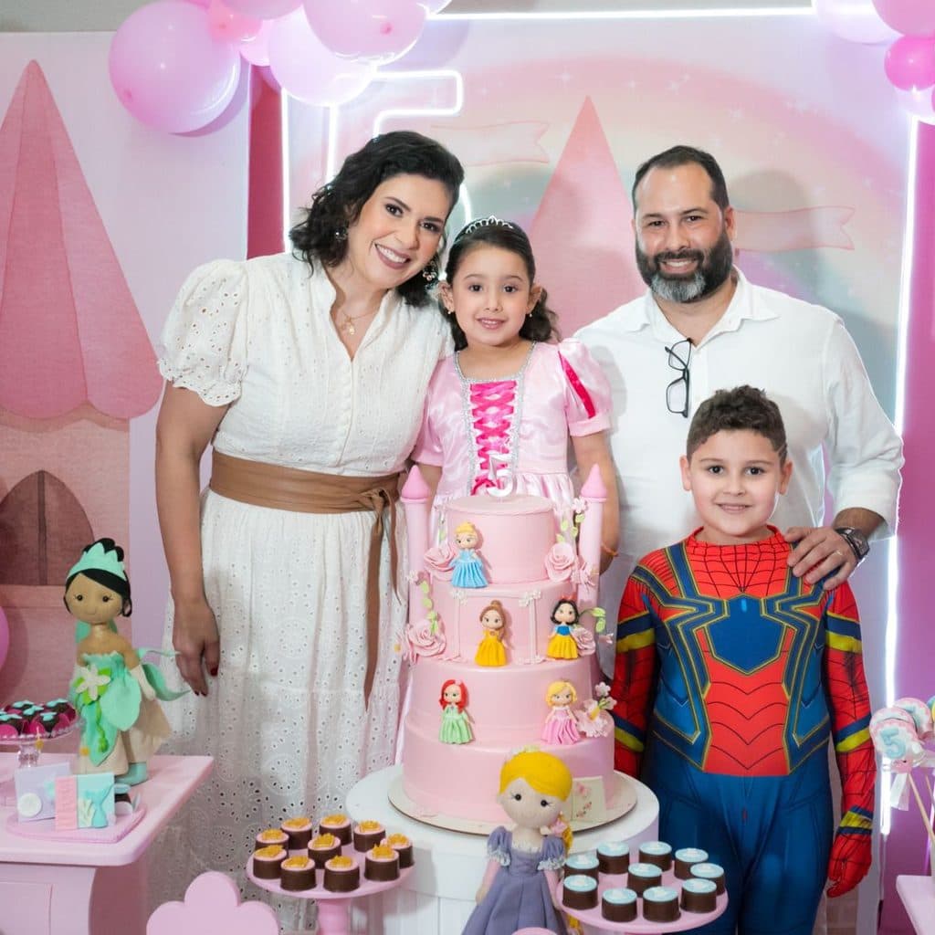 Família reunida com o bolo de aniversário no Buffet Oceano Mágico, Guarujá