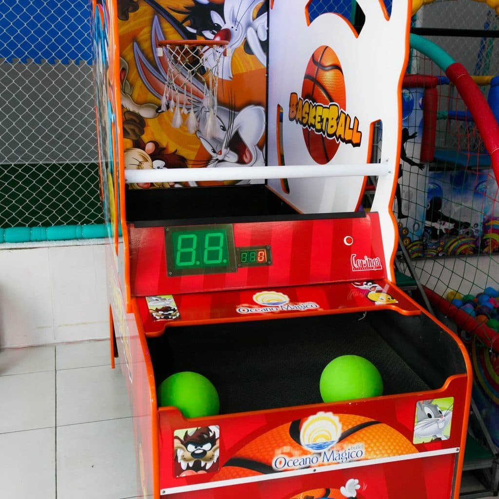 Máquina de basquete arcade na área de brinquedos do Buffet Oceano Mágico, em Guarujá