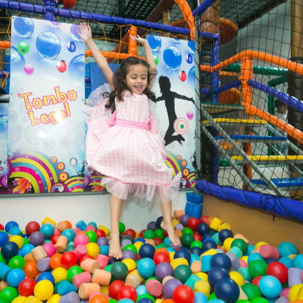 Menina saltando na piscina de bolinhas do Buffet Oceano Mágico, em Guarujá