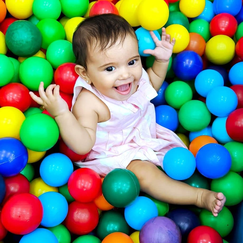 Bebê brincando na piscina de bolinhas do Buffet Oceano Mágico, Guarujá