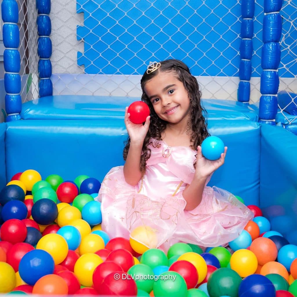 Menina fantasiada de princesa na piscina de bolinhas em Guarujá