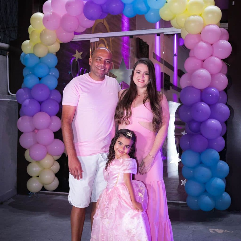 Arco de balões na entrada de festa infantil no Buffet Oceano Mágico, Guarujá