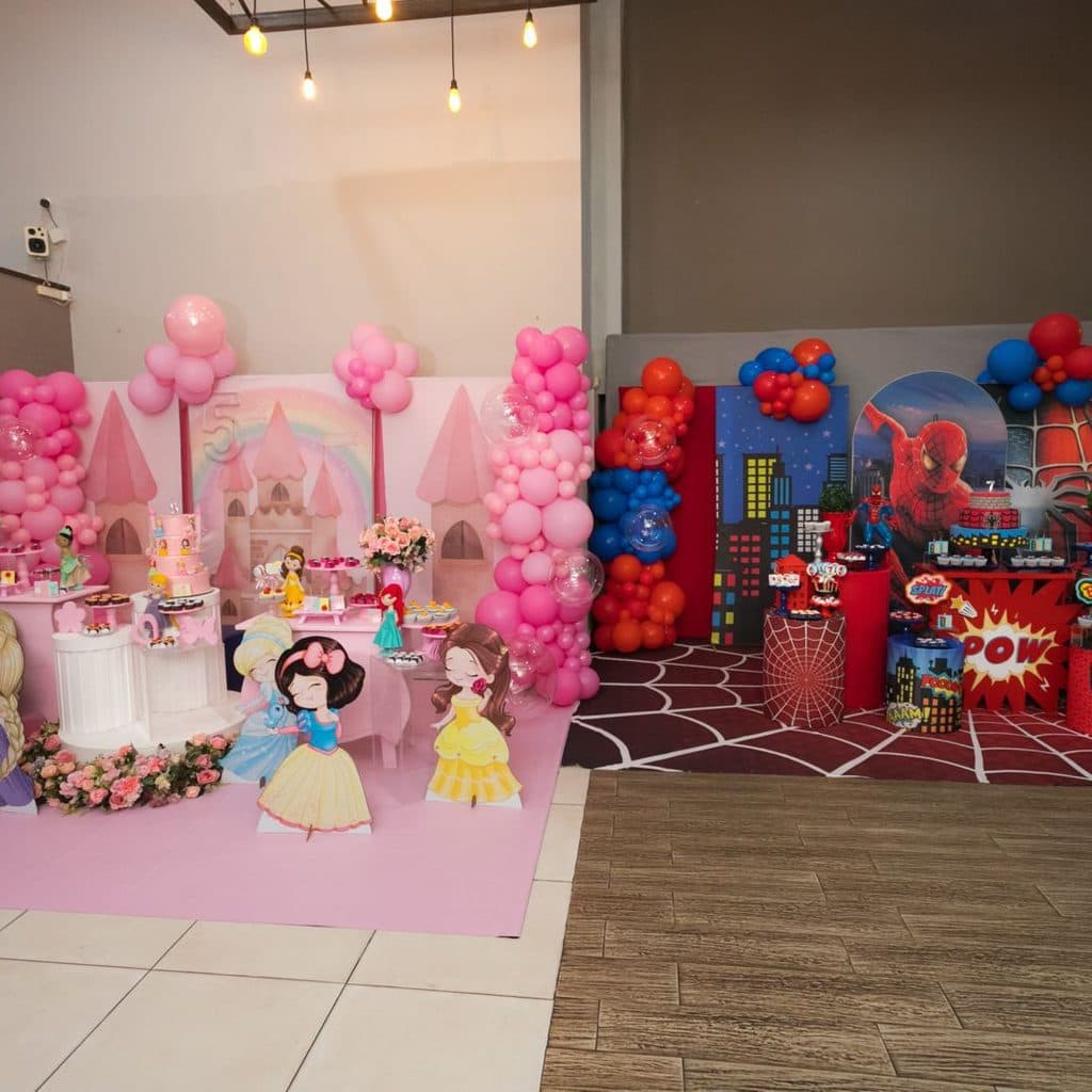 Decoração mista de festa infantil com princesas e super-heróis em Guarujá
