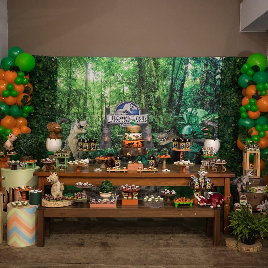 Decoração de festa infantil tema dinossauros montada em Guarujá