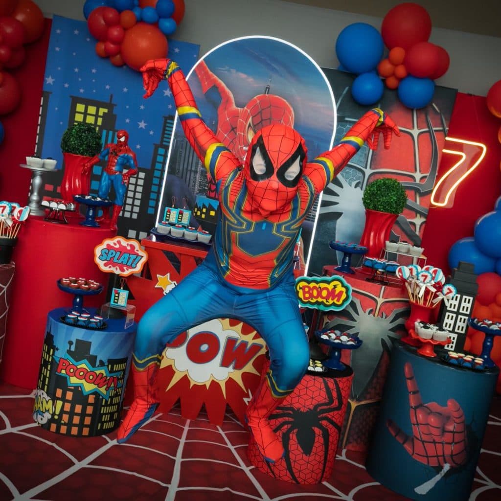 Painel decorativo tema Homem-Aranha em festa infantil em Guarujá
