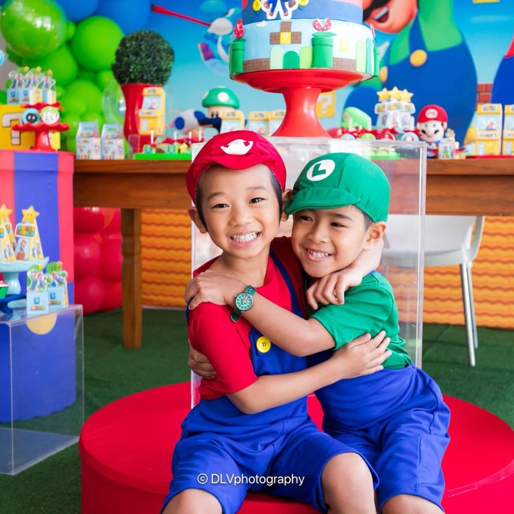 Crianças fantasiadas na festa tema Super Mario no Buffet Oceano Mágico, Guarujá