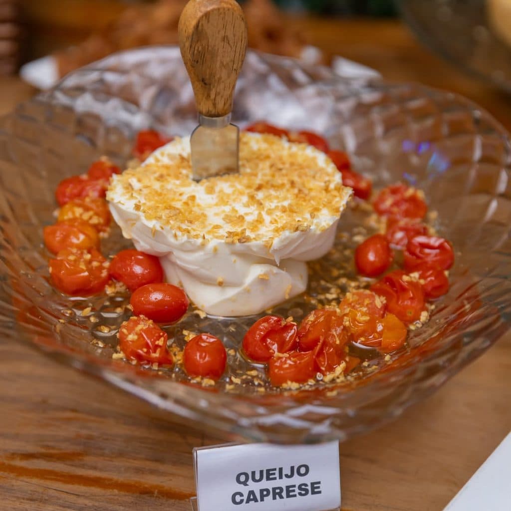 Mesa de antepastos servida em festa infantil no Buffet Oceano Mágico, Guarujá