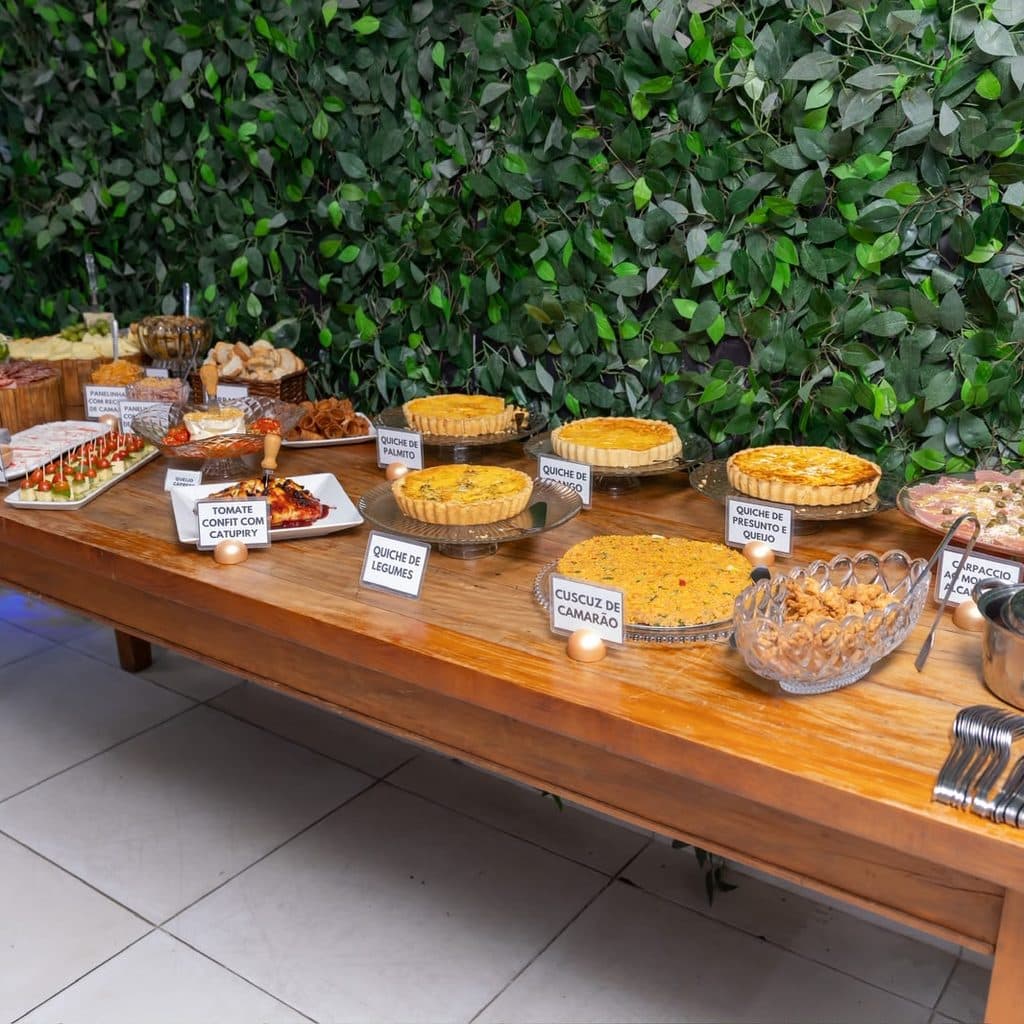 Mesa de tortas e quiches em festa infantil em Guarujá