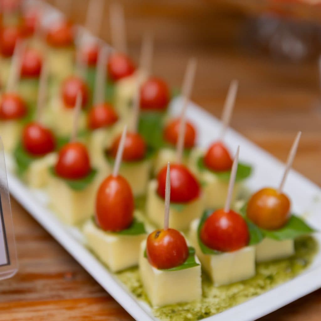 Espetinhos de queijo e tomate do Buffet Oceano Mágico, Guarujá
