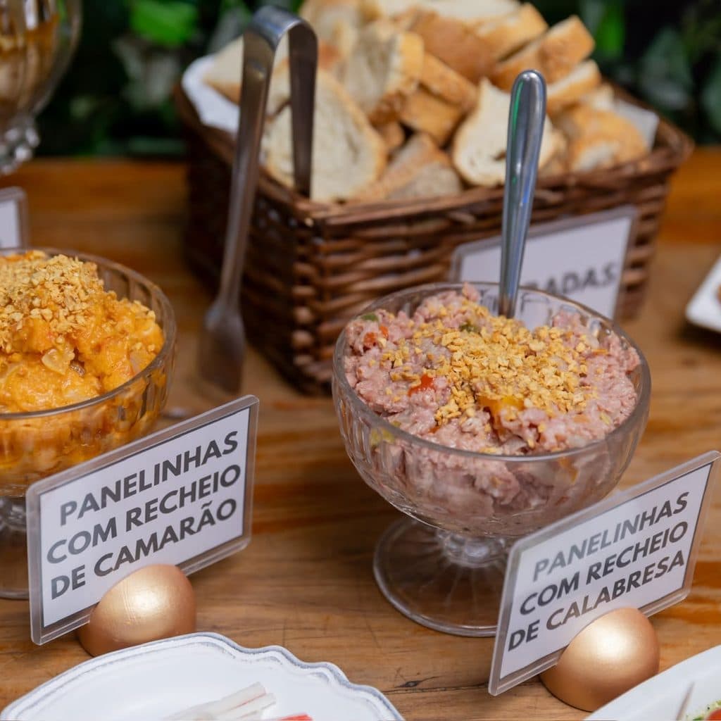 Panelinhas com recheio de camarão e calabresa no Buffet Oceano Mágico, Guarujá