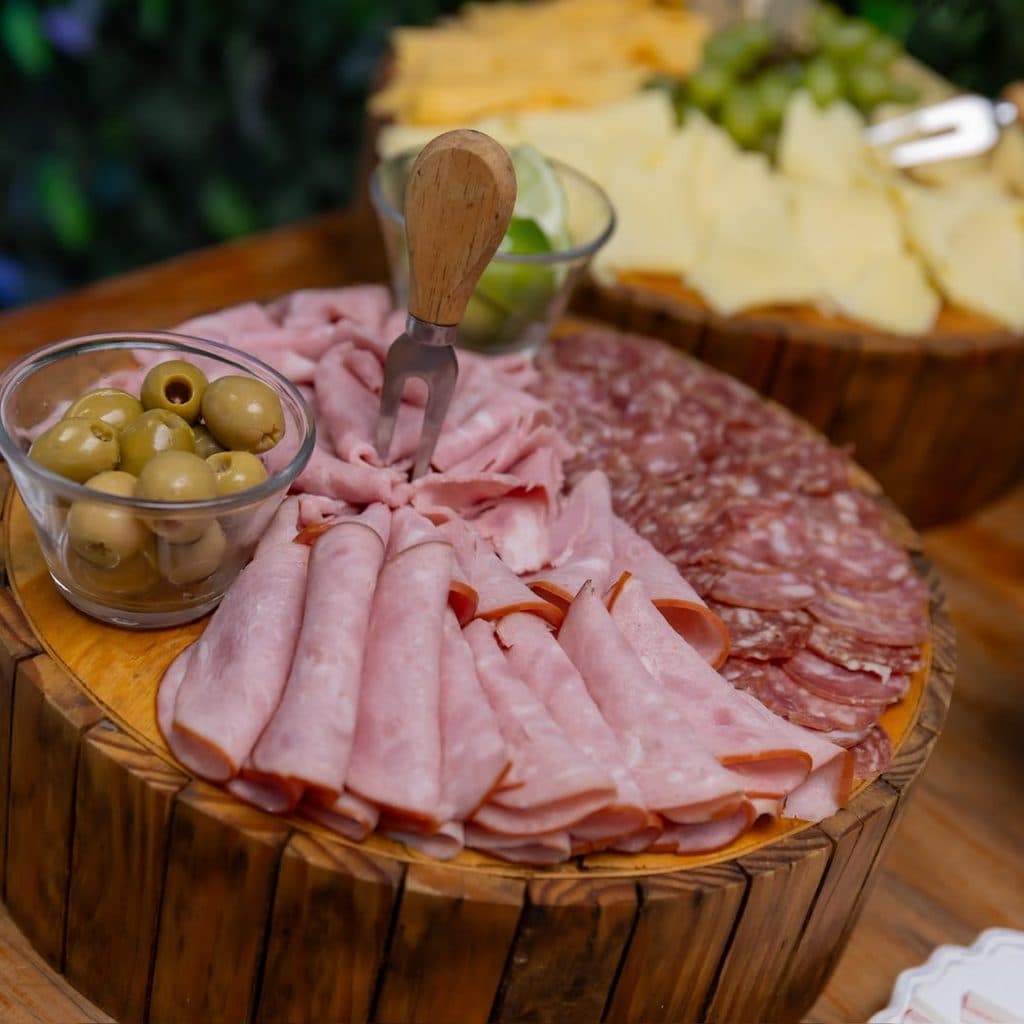 Frios variados com azeitonas servidos no Buffet Oceano Mágico, Guarujá