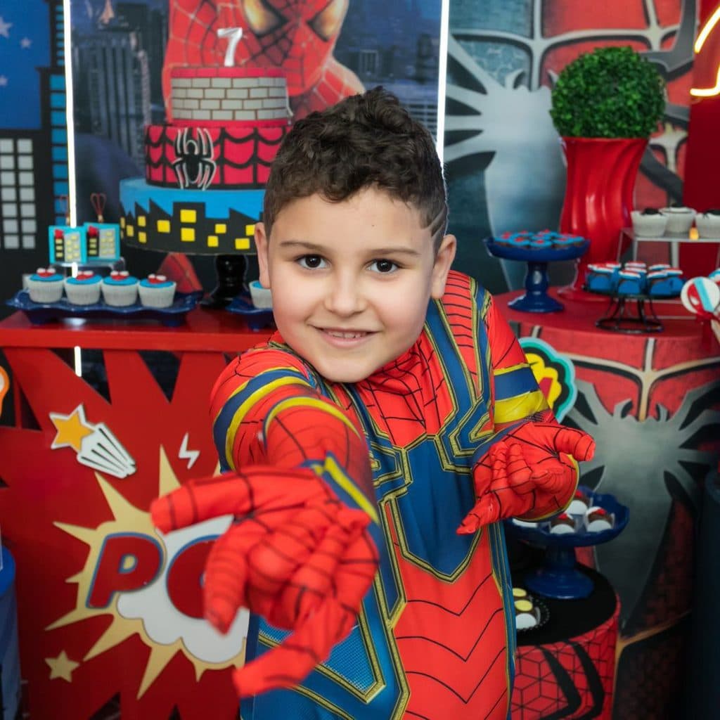 Aniversariante fantasiado de Homem-Aranha em festa no Buffet Oceano Mágico, Guarujá