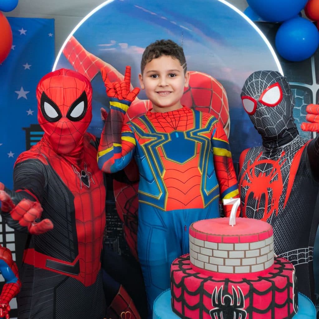 Aniversariante com personagens Homem-Aranha em festa em Guarujá
