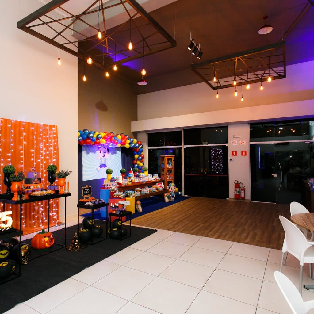 Salão de entrada decorado do Buffet Oceano Mágico, espaço de festas em Guarujá