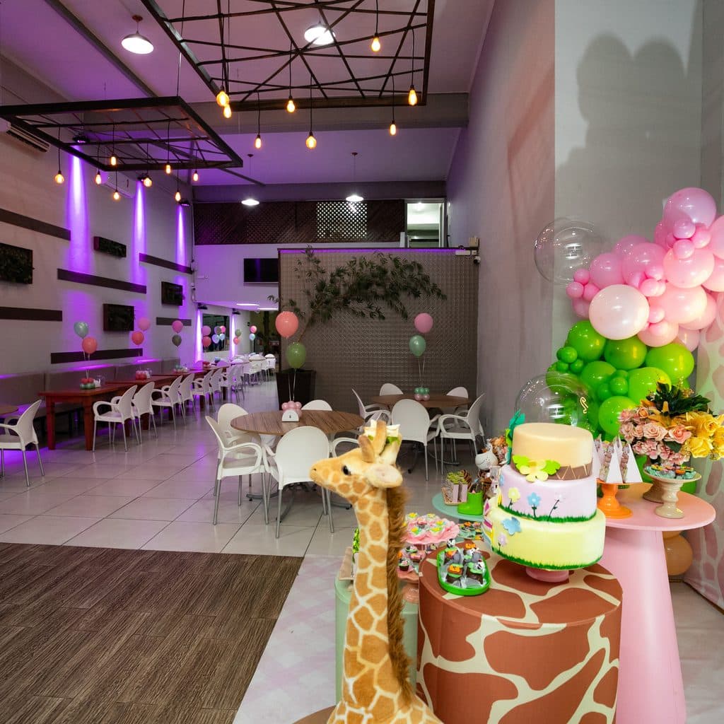 Salão principal do Buffet Oceano Mágico montado para festa infantil em Guarujá