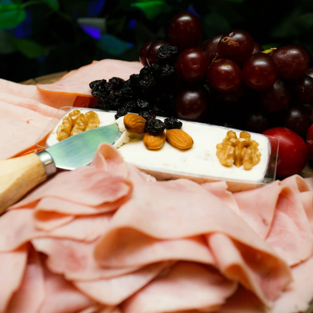 Tábua de frios com uvas e nozes do Buffet Oceano Mágico, Guarujá
